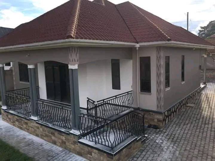 3bedrooms 2bathrooms,, plus boysquarters on 12decimals