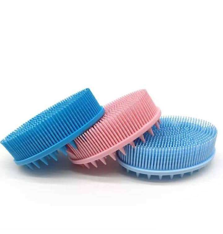 SILICONE SCALP AND BODY SCRUBBER BY ORGANIC MAGIC UG