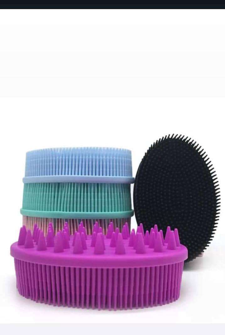 SILICONE SCALP AND BODY SCRUBBER BY ORGANIC MAGIC UG