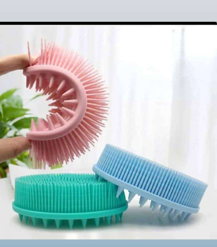 SILICONE SCALP AND BODY SCRUBBER BY ORGANIC MAGIC UG