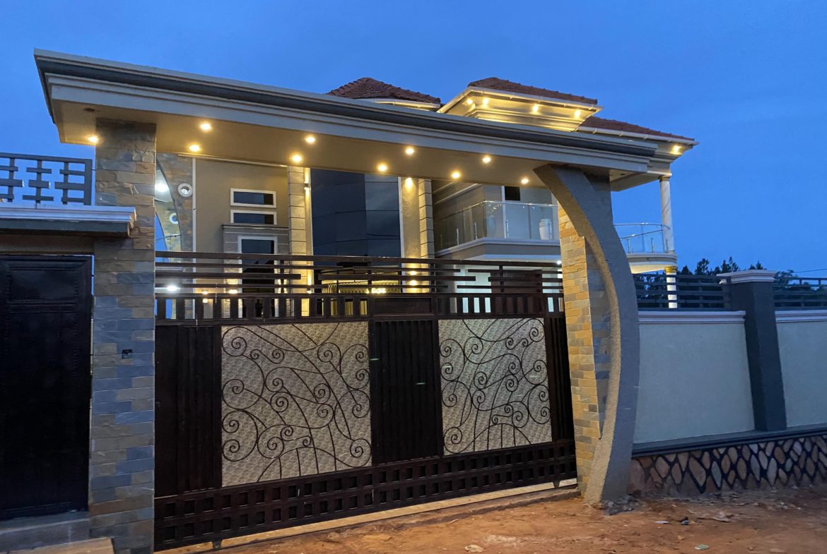 KIRA EXQUISITE 6 BEDROOMS MANSION FOR SALE AT 870M UGX