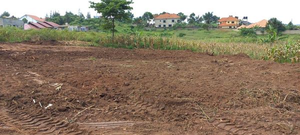 Plot in Jomayi-Namugongo with a very good hill view 75x100ft