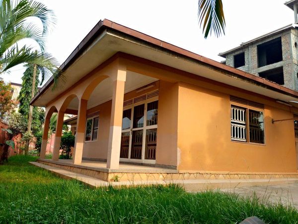 House on quick sale, three bedrooms, two servant rooms