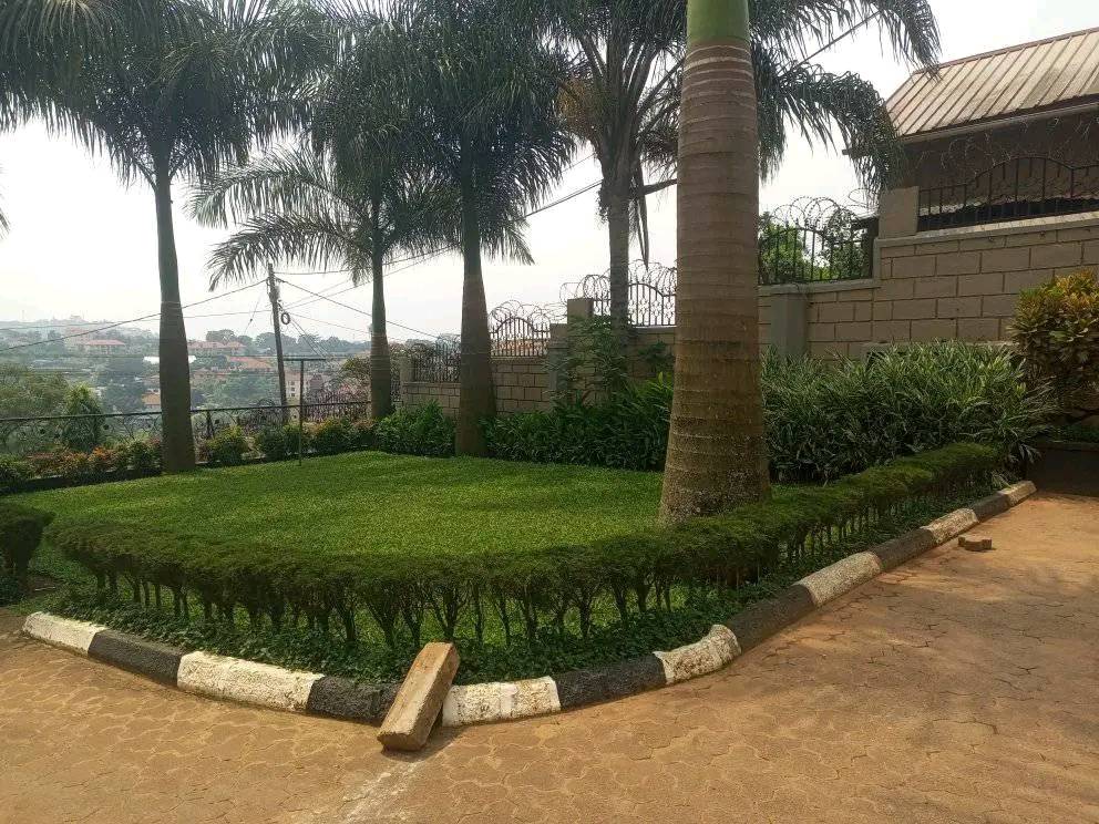 Kyanja storeyed house 1200$ spacious 5 bedrooms and 4 baths