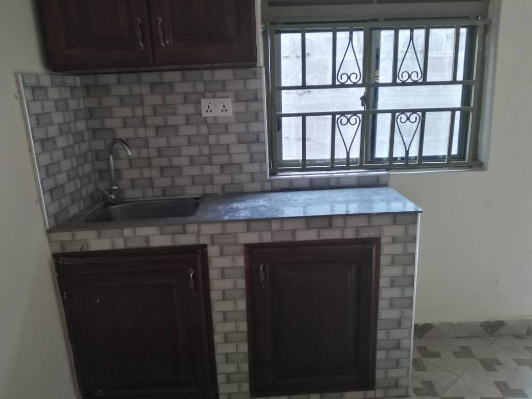 Kyaliwajjara 450k one bedroom and sitting room for rent.