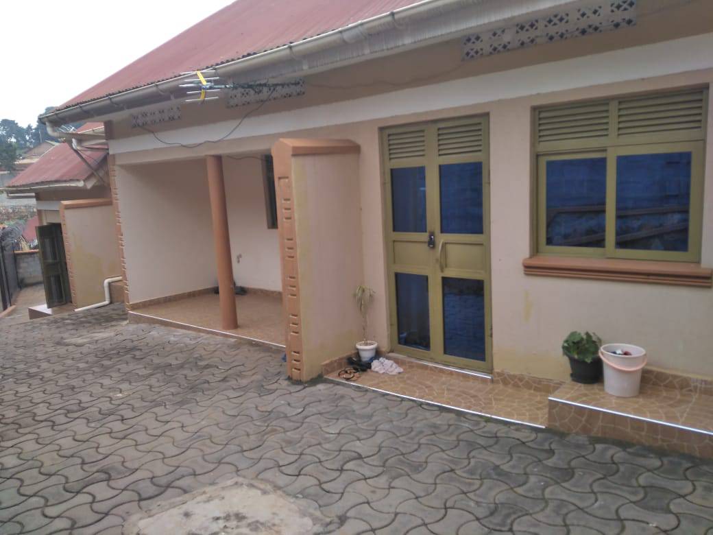 Kyaliwajjara 450k one bedroom and sitting room for rent.