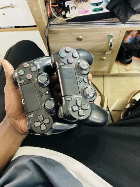 Two Ps4 controllers at only 120.000shs
