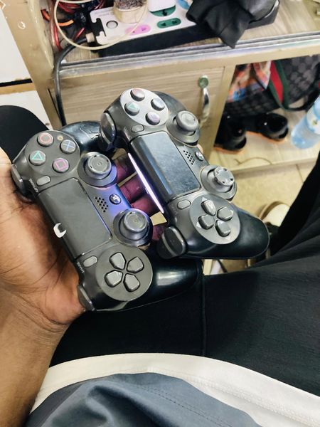 Two Ps4 controllers at only 120.000shs