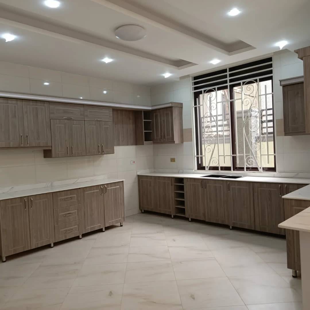 6 bedroom stand alone house