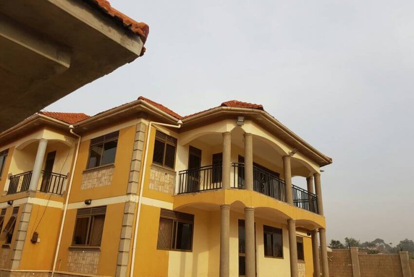 Good Manson of 5bedroom for sale in Seguku