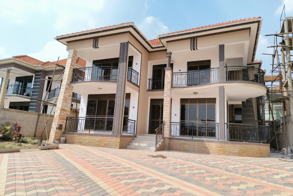 KIRA 5 BEDROOMS MANSION HOUSE FOR SALE