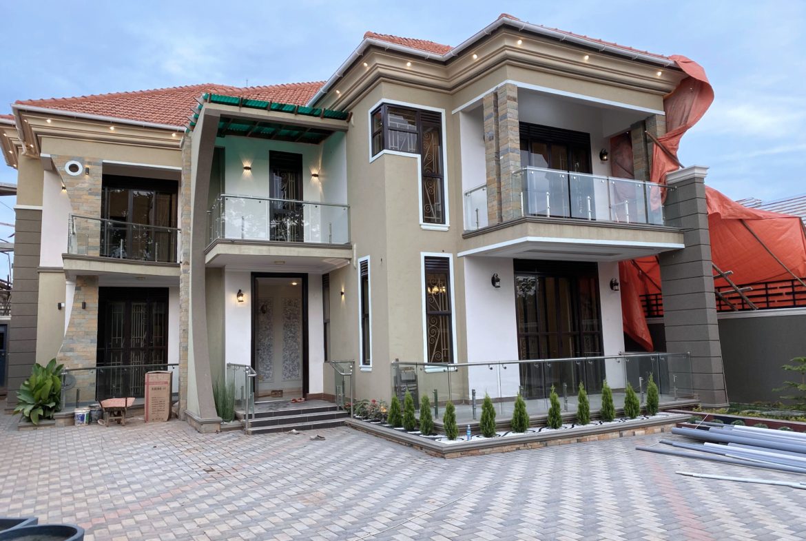 KIRA 5 BEDROOMS MANSION FOR SALE AT 850M UGX