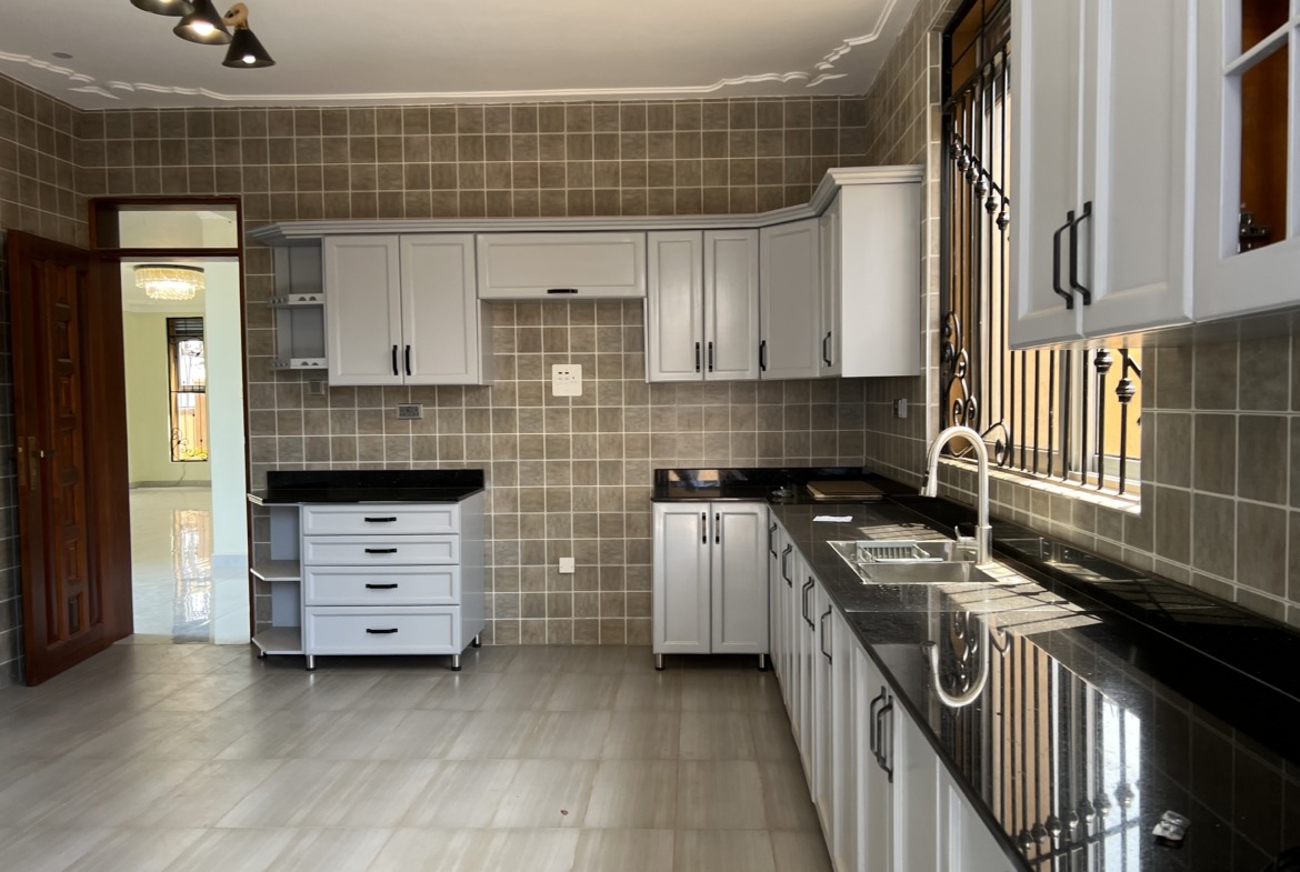 Munyonyo 6 Bedrooms Mansion For Sale $500,000