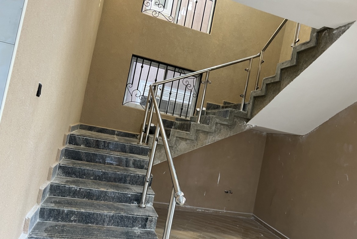 KYANJA 6 BEDROOMS MANSION FOR SALE AT 780M UGX