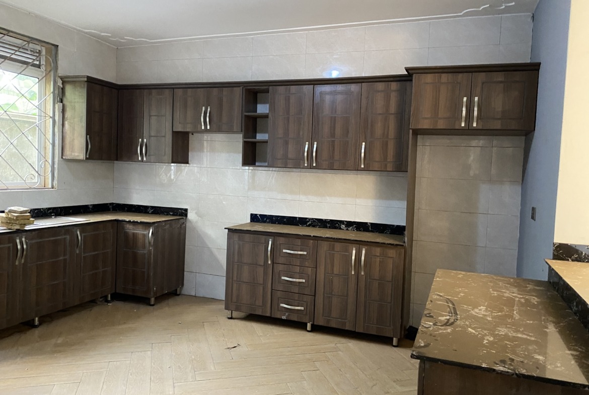 6 Bedrooms Mansion For Sale At 750millions UGX In Kira Town