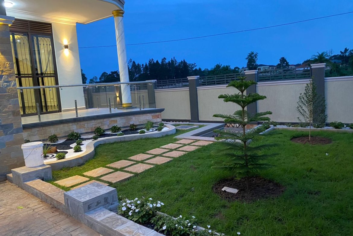 Mansion In Kira With Great Workmanship