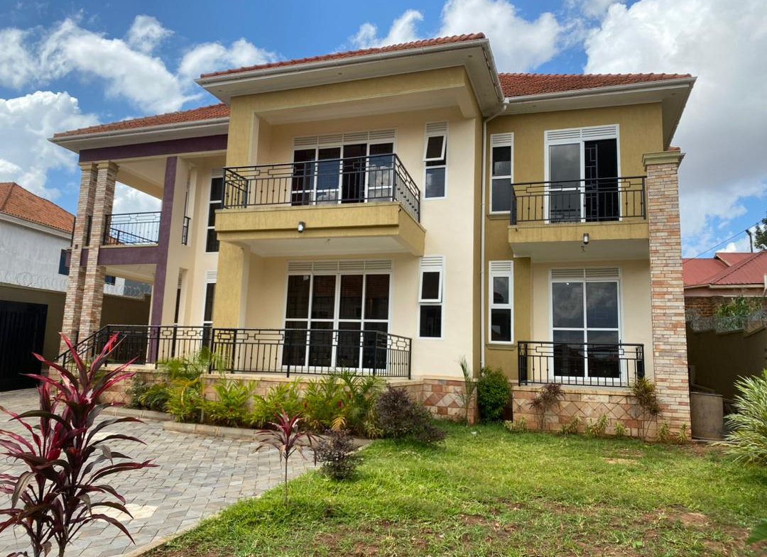 Mansion In Kulambiro With Modern Fittings