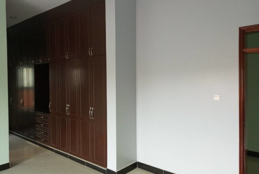 4 bedroom house for sale in Kitende entebbe road