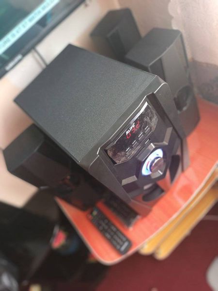 New woofer with its 3 speakers Good bass